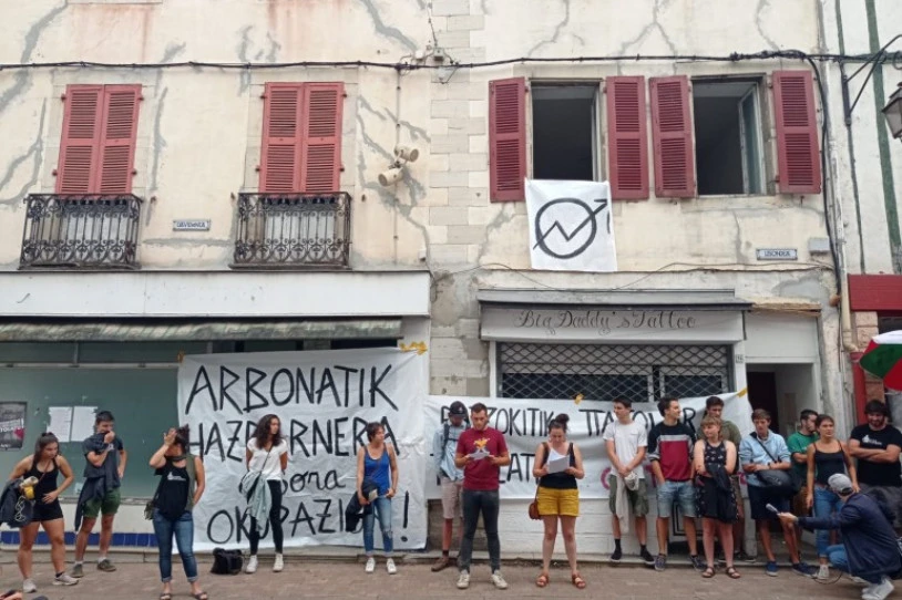 Kanporatze arriskuan dira Hazparneko Ttattola gaztetxeko kideak