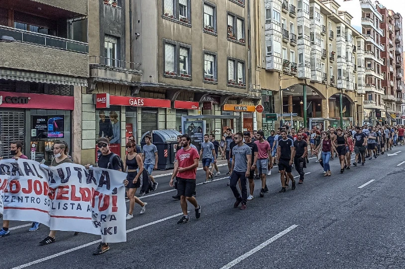 Zentro Sozialistaren defentsan, jendetza batu da Gasteizen