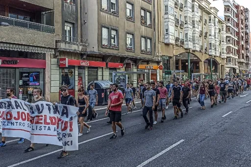 Zentro Sozialistaren defentsan, jendetza batu da Gasteizen