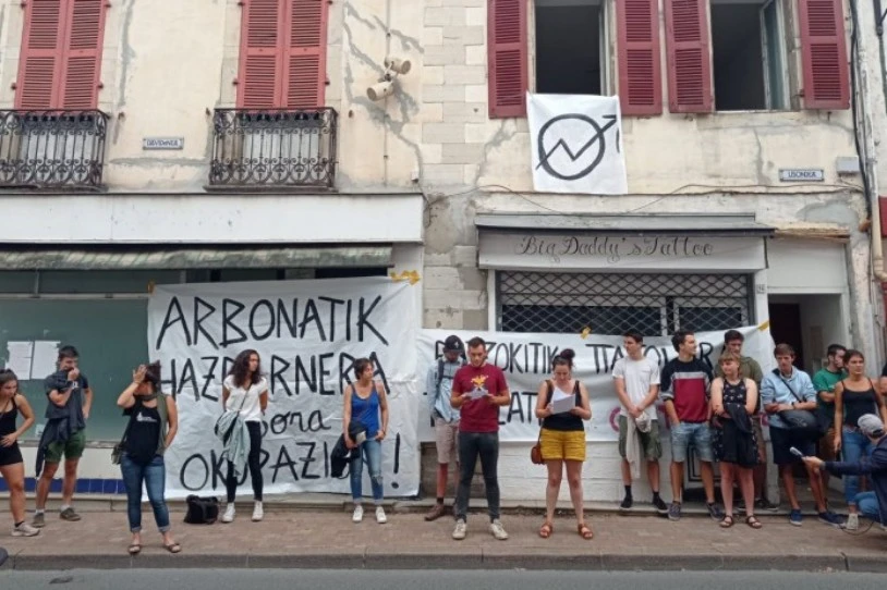 Jendarmeek Hazparneko gaztetxea hustu dute