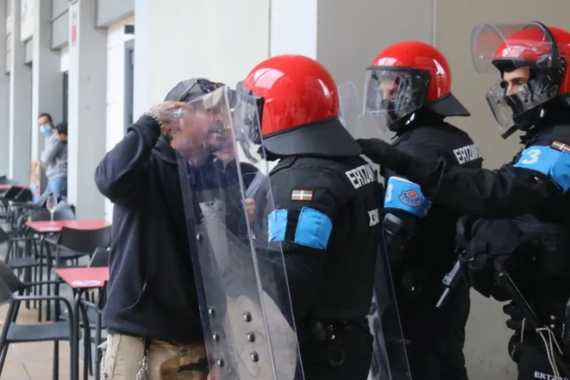 Kargak eta zauritu bat Arrasaten, Voxen aurkako protestan
