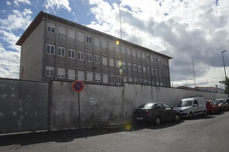 Etorkin bat bere buruaz beste egiten saiatu da Hendaiako erretentzio zentroan