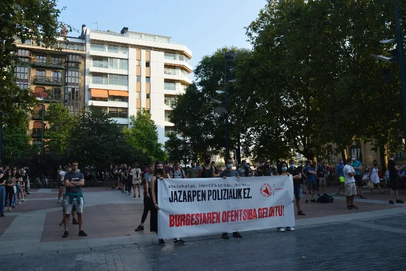 Larunbat gauean hiru gazte atxilotu zituen Ertzaintzak Donostian