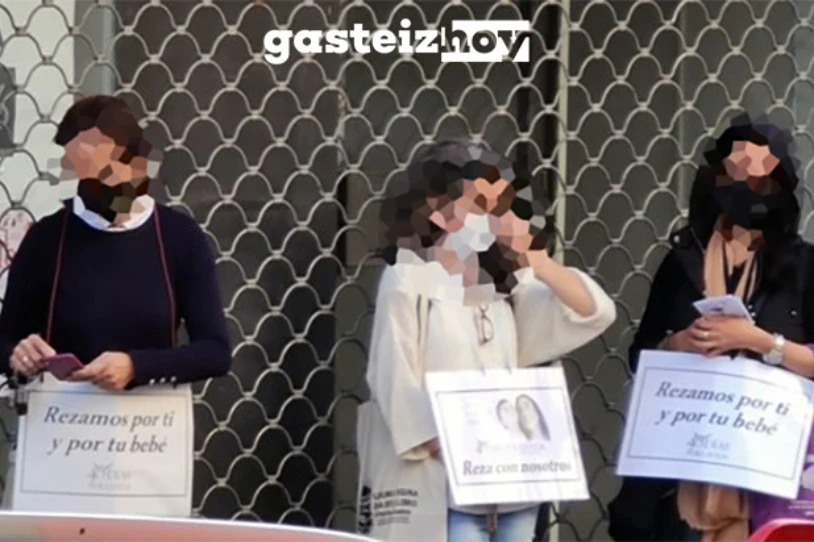 Hainbat emakume jazarri dituzte abortuak egiten dituen Gasteizko klinika baten aurrean