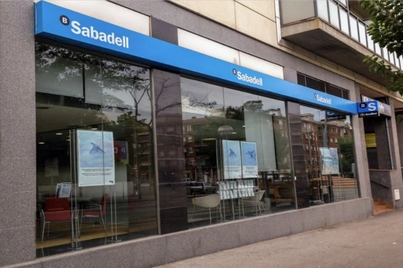 Kaleratzeen aurka mobilizatuko dira Banc Sabadelleko langileak Hego Euskal Herrian