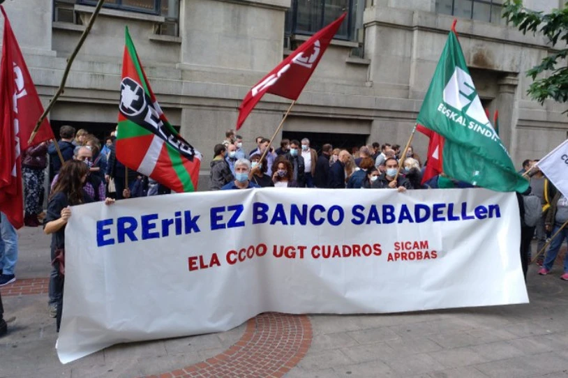 Greba hasi zuten atzo Banc Sabadelleko langileek Hego Euskal Herrian