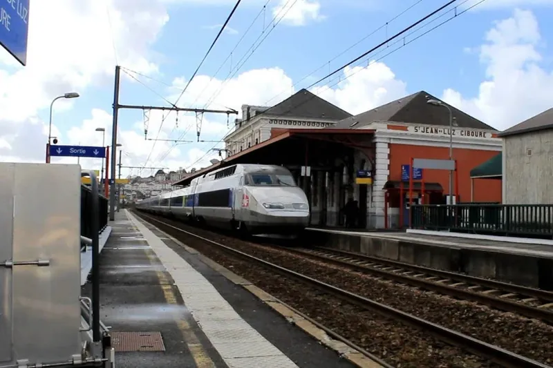 Tren batek harrapatuta hil dira hiru pertsona migratzaile Ziburun