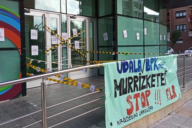Grebari ekin diote Zarauzko kiroldegiko langileek