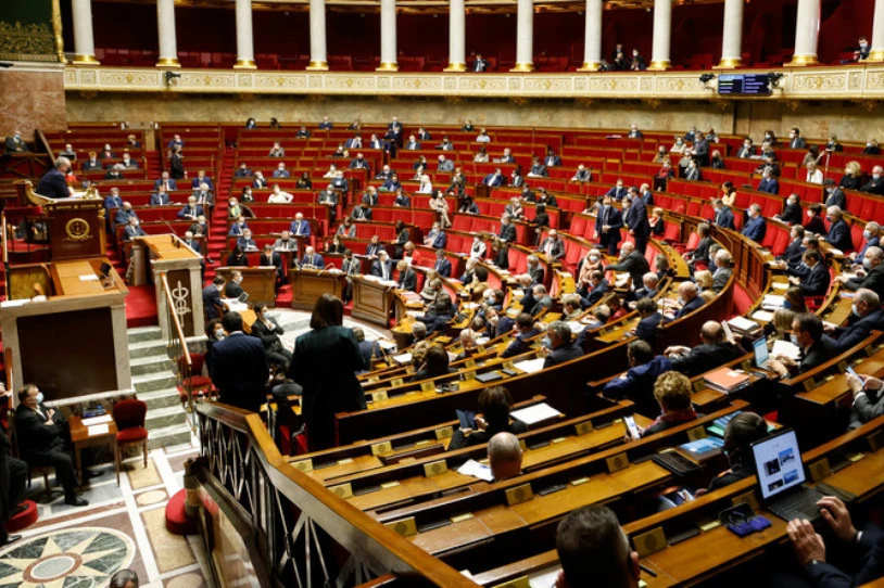 Covid ziurtagiria 2022ko udara arte luzatzea onetsi du Frantziako Asanblea Nazionalak