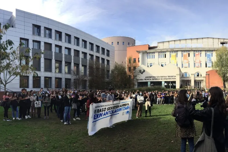 Protesta jendetsua egin dute Ibaetan, Arkitektura fakultatean gertatutako eraso sexista salatzeko