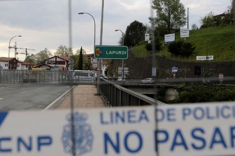 Poliziaren kontroletatik ihesi, azken egunetan ere muga-bidea igerian igarotzen saiatu dira hainbat eta hainbat pertsona migratzaile