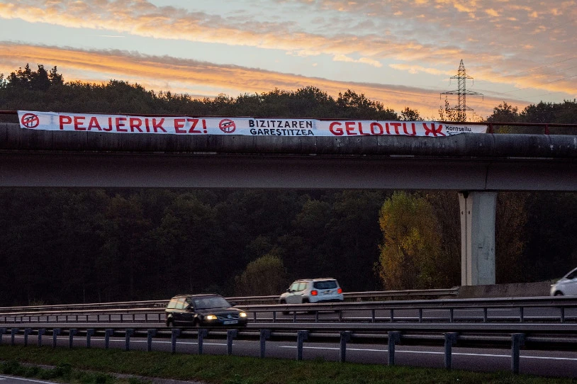 Bidesarien aurkako pankartak jarri dituzte Beasain-Bergara errepidean Deba Bailarako eta Goierriko Kontseilu Sozialistek