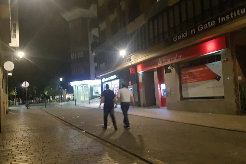 Zumaian bi emakumeri eraso zien gizon batek larunbatean