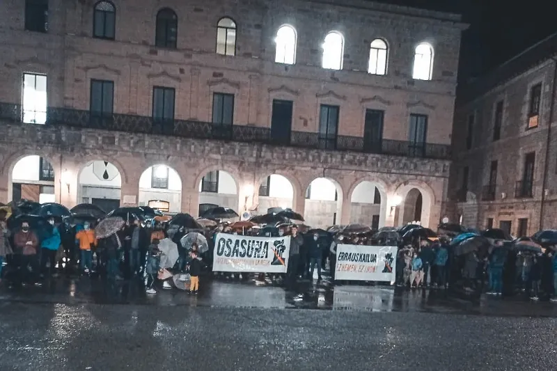 Protesta egin dute Bergaran eraiki nahi duten erraustegiaren aurka