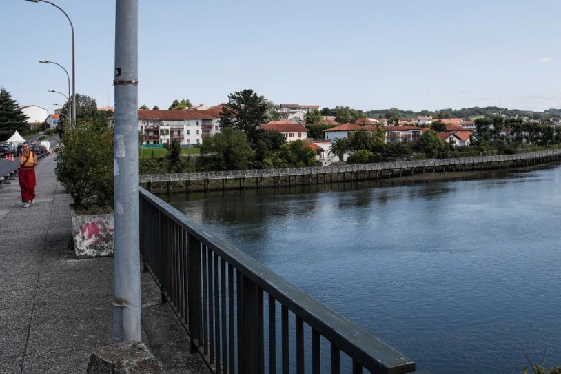 Beste gazte migratzaile batek galdu du bizia Bidasoa ibaian