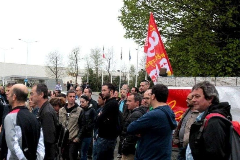 Langileek protesta egin dute Miarritzeko Dassault enpresan, zuzendaritzak soldaten inguruan hitz egiteko egunean