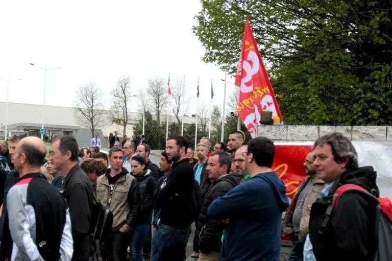 Langileek protesta egin dute Miarritzeko Dassault enpresan, zuzendaritzak soldaten inguruan hitz egiteko egunean