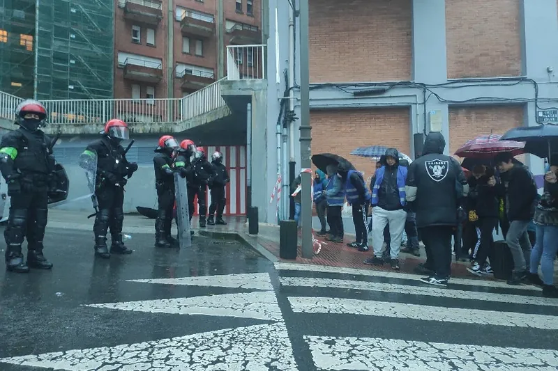 Familia bat etxegabetu dute Bilboko Abusu auzoan