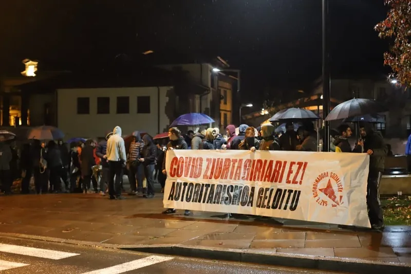 'Covid ziurtagiriari ez!' aldarrikatu dute Elizondon