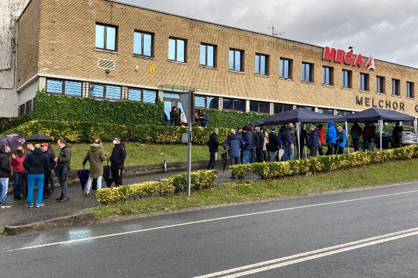 Berrizko Mega enpresako langileak, haien lanpostuen defentsan borrokan