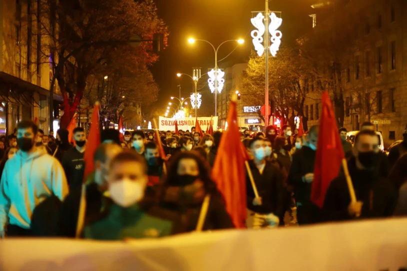 Iruñean 800 lagun inguru elkartu dira neurri autoritarioen aurka eta sozialismoaren alde