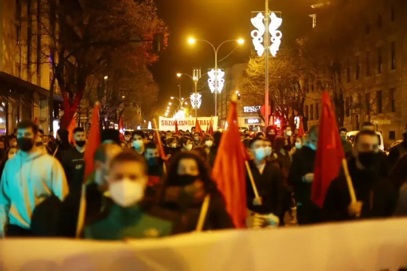 Iruñean 800 lagun inguru elkartu dira neurri autoritarioen aurka eta sozialismoaren alde