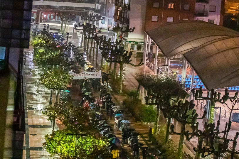 Manifestazio jendetsua egin dute Beasainen bidesari berriaren eta bizitzaren garestitzearen aurka