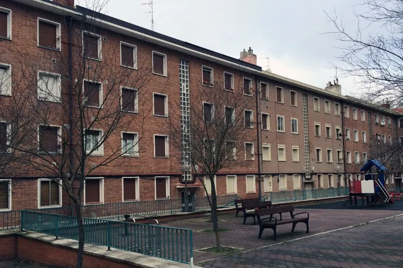 Langile bat eraila Gasteizen, aldamio batetik erorita