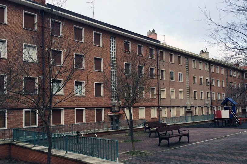 Langile bat eraila Gasteizen, aldamio batetik erorita