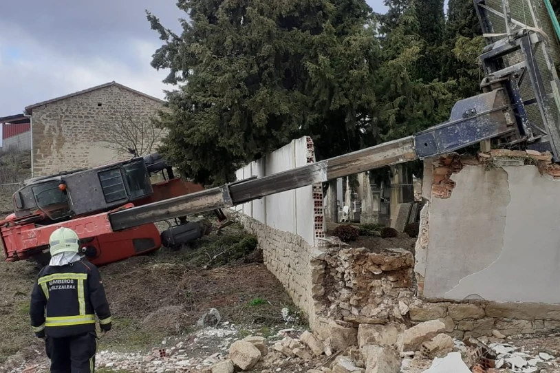 Bi langile larriki zauritu dira El Buston izandako istripu batean