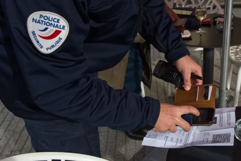 Txertoan oinarritutako Covid ziurtagiriaren esklusibotasuna onartu du Frantziako Legebiltzarrak