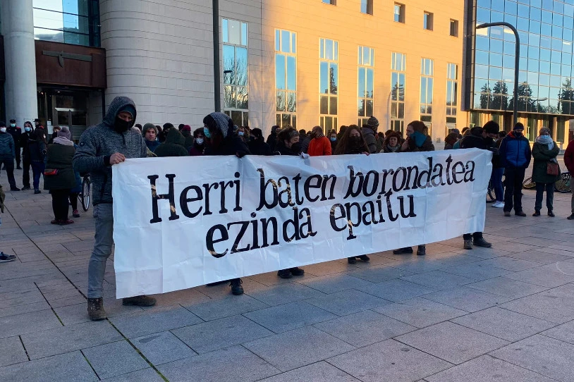 Sei lagun epaitzen hasi dira, Aroztegiko proiektuaren aurka egiteagatik