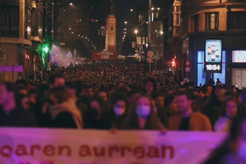 Milaka gazte langilek kaleak hartu dituzte Bilbon eta Iruñean, burgesiaren diktaduraren aurka