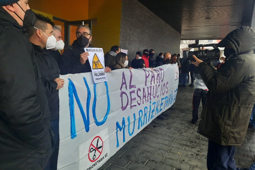 Barakaldon familia bat etxegabetu du Ertzaintzak