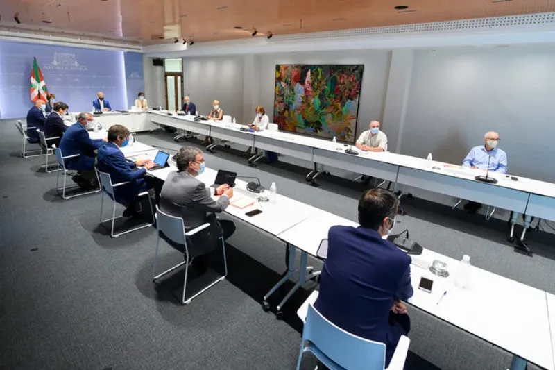 Covid ziurtagiria derrigorrezkoa izaten jarraitzea begi onez ikusten du EAEko fiskaltzak