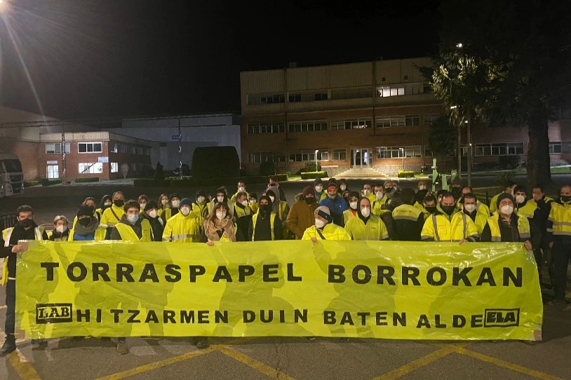 Hitzarmen berria sinatzeko zailtasunei aurre egiteko, greban daude Leitzako Torraspapeleko langileak