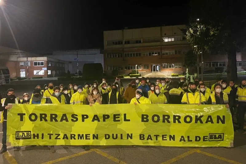 Hitzarmen berria sinatzeko zailtasunei aurre egiteko, greban daude Leitzako Torraspapeleko langileak