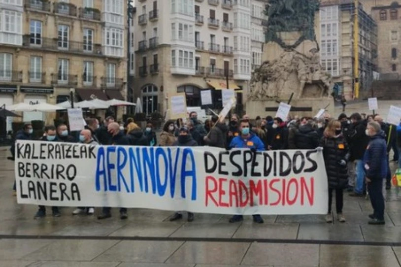Aernnovak berriz kontratatu ditzan mobilizatu dira kaleratutako langileak