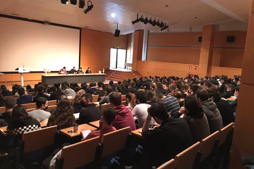 Beste urte batez, ehunka lagun batu dira Herri Unibertsitate nazionalean