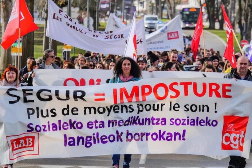 Laugarren aldiz mobilizatu dira osasungintza sozialeko langileak Baionan