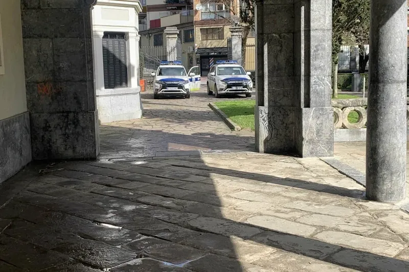 Poliziak hainbat gazte identifikatu ditu Laudioko Gaztetxean