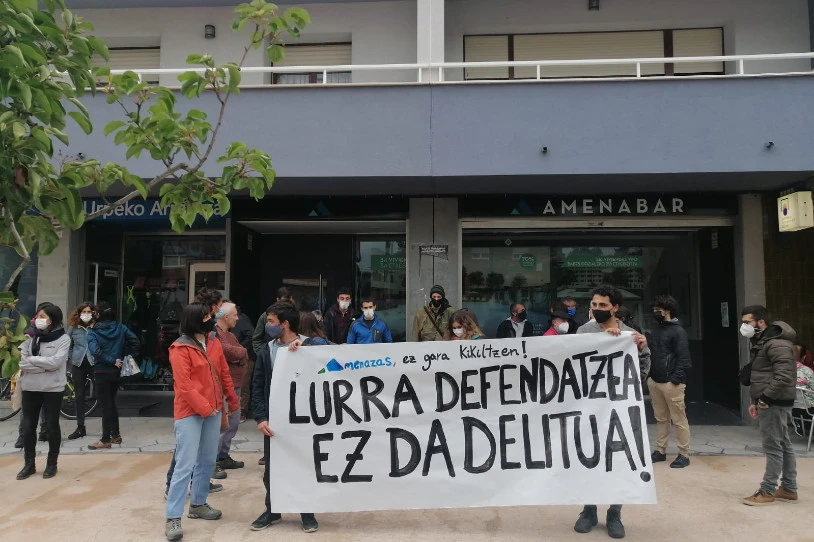 "Enpresaren irudia zikintzea" leporatuta, Amenabarrek 50.000 euro eskatu dizkio Berango Lurraren Defentsaneko kide bati