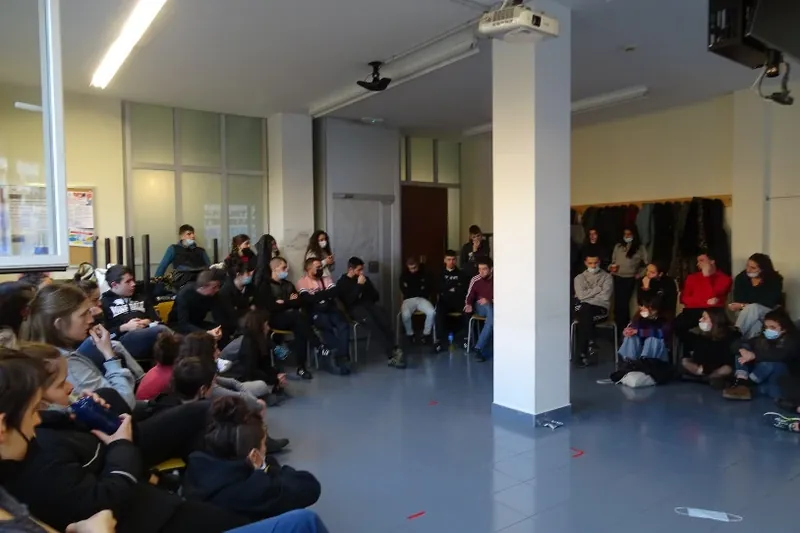 Gasteizko campuseko gela batera sartu dira IAko, UIBko eta GUETeko kideak, antolakuntza politikorako espazio bat bermatzeko