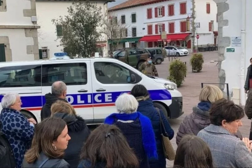 Bost pertsona migratzaile atxilotu ditu Urruñan Frantziako Poliziak