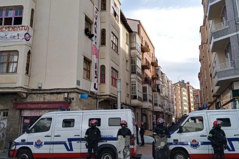 Gasteizko Juani bloke okupatuko etxebizitza bat hustu dute polizia-indarrek