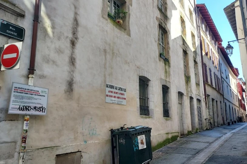 Gizon batek tiroz eraso dio emakume bati Baionan
