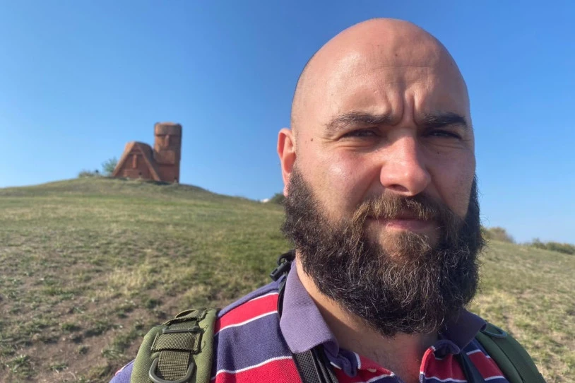 Pablo Gonzalezek bere gertukoekin eta abokatuarekin hitz egiteko aukerarik gabe jarraitzen du