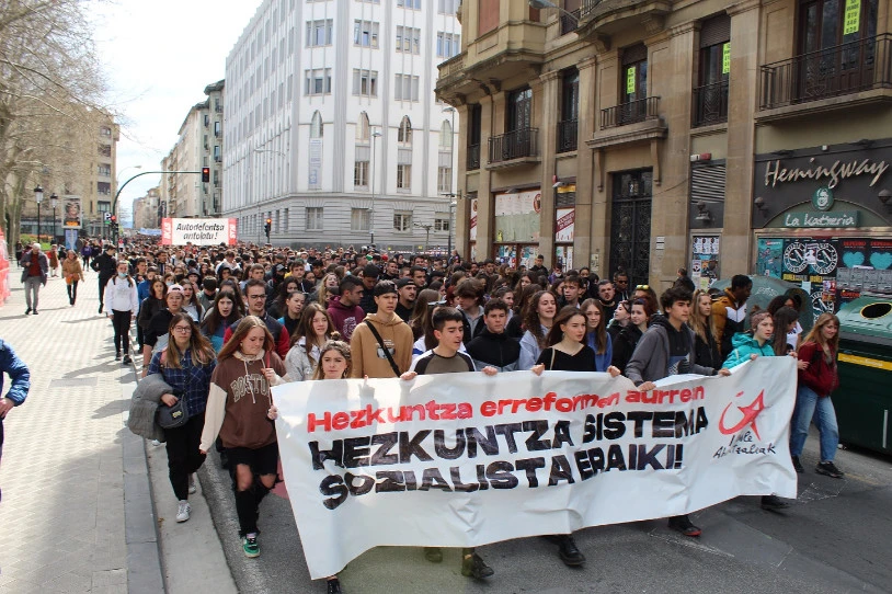 Milaka ikaslek hartu dute kalea hezkuntza erreformen kontra