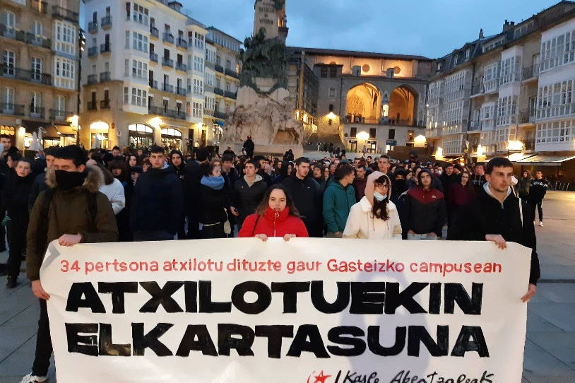 Gasteizen atxilotutako 34 ikasleei elkartasuna adierazi diete