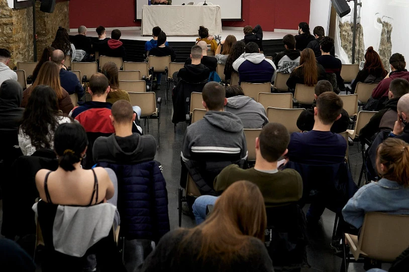 Tokian toki aurkezten ari dira GKSren apirileko jardunaldi nazionala